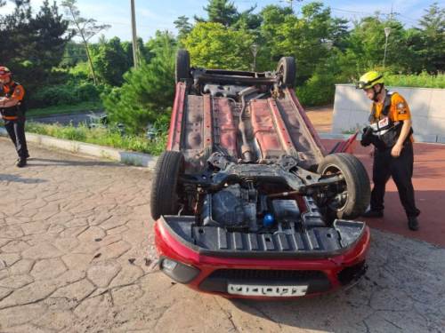 ◇12일 오전 7시24분께 속초시 대포동에서 모닝 차량이 또다른 모닝 차량과 EV6 승용차를 추돌했다. 사진=강원특별자치도소방본부 제공