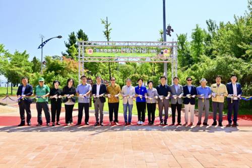 ◇속초시는 12일 청초호유원지 농구장 인근에서 청초호유원지 맨발걷기길 개장식을 개최했다.