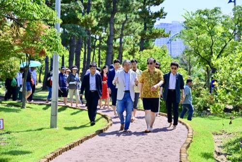 ◇속초시는 12일 청초호유원지 농구장 인근에서 청초호유원지 맨발걷기길 개장식을 개최했다.