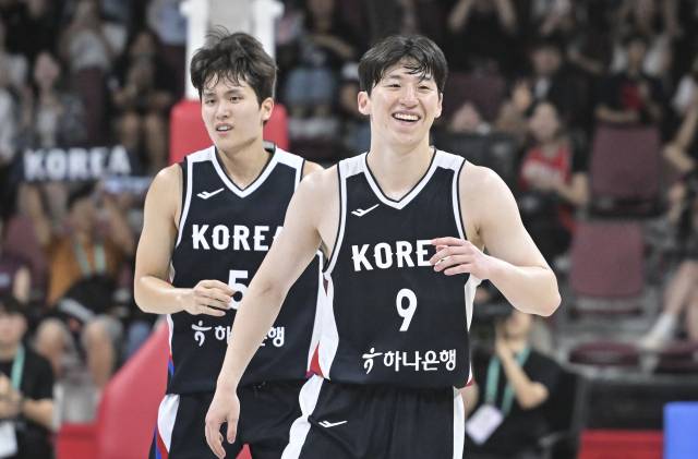 한국 남자 농구 대표팀의 이정현(9번)과 양준석. 연합뉴스