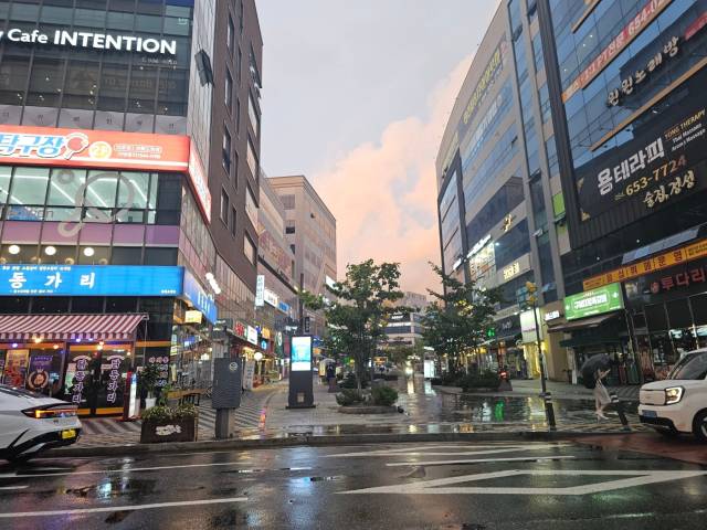 11일 오후 6시 40분, 경북도청 신도시 중심 상권. 퇴근시간이 훌쩍 지난 시간이지만 식당은 물론 길거리에도 사람이 없어 썰렁한 분위기다. 윤영민 기자