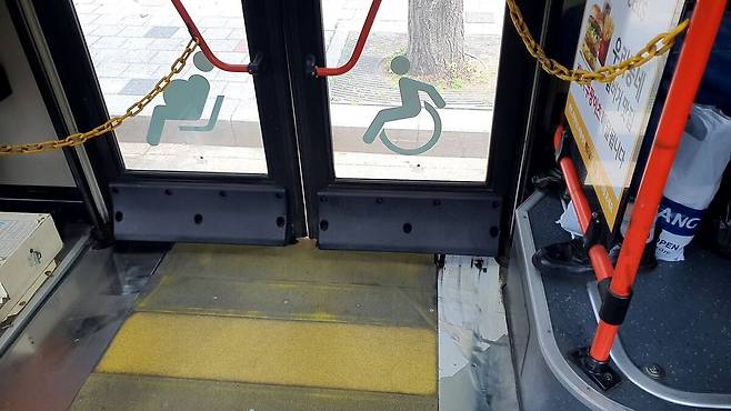 저상버스에는 교통약자의 탑승이 가능한 표시와 리프트가 설치되어 있다. 포항은 현재 118대의 저상버스가 운행 중이다.