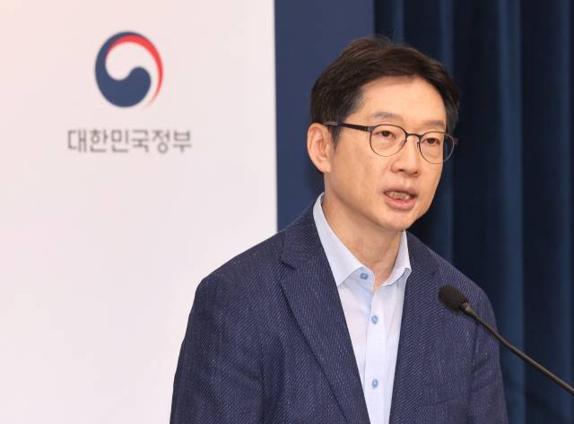 김경수 지방시대위원장이 5일 정부세종청사 민원동 공용브리핑실에서 열린 국정기획위원회 박수현 국가균형성장특별위원회 위원장의 기자회견에 배석해 기자들 질문에 답하고 있다. 연합뉴스