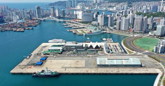 부산시는 ‘지역청년창업재단’ 설립을 추진 중이다. ‘글로벌 창업허브 부산’이 들어설 부산항 북항 1부두와 지난 5월 문 닫은 ‘디캠프 스타트업 라운지 부산’(아래). 부산일보DB