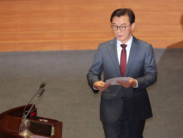 전재수 해양수산부 장관이 지난 4일 국회 본회의에 참석해 의원들에게 인사를 위해 이동하고 있다. 연합뉴스