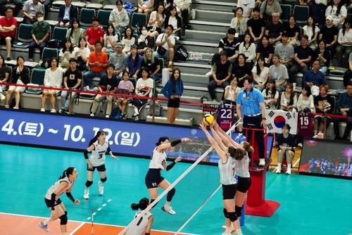 한국 강소휘가 12일 열린 코리아 인비테이셔널 진주국제여자배구대회 아르헨티나와의 경기에서 공격을 하고 있다./연합뉴스/