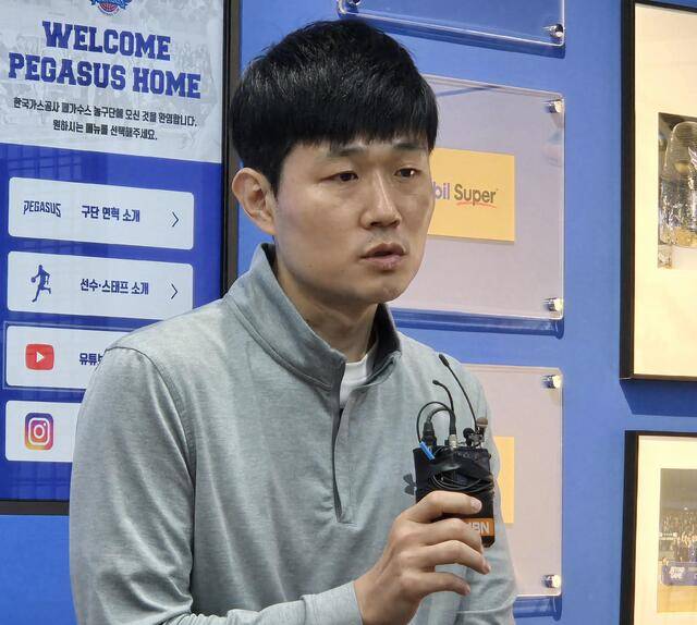 12일 대구체육관에서 열린 프레스데이에서 발언하는 강혁 감독.