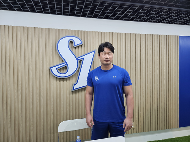 12일 대구 삼성라이온즈파크에서 오승환이 취재진과 만나 인터뷰 후 촬영 중이다. 정지윤기자 yooni@yeongnam.com