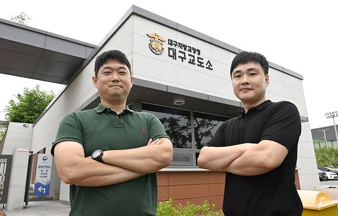 12일 오전 대구교도소 앞에서 달성경찰서 교도소 전담수사관  김준규(오른쪽) 경위와 박준환 경사가 영남일보와의 인터뷰에서 기자의 질문에 답하고 있다. 이윤호기자 yoonhohi@yeongnam.com