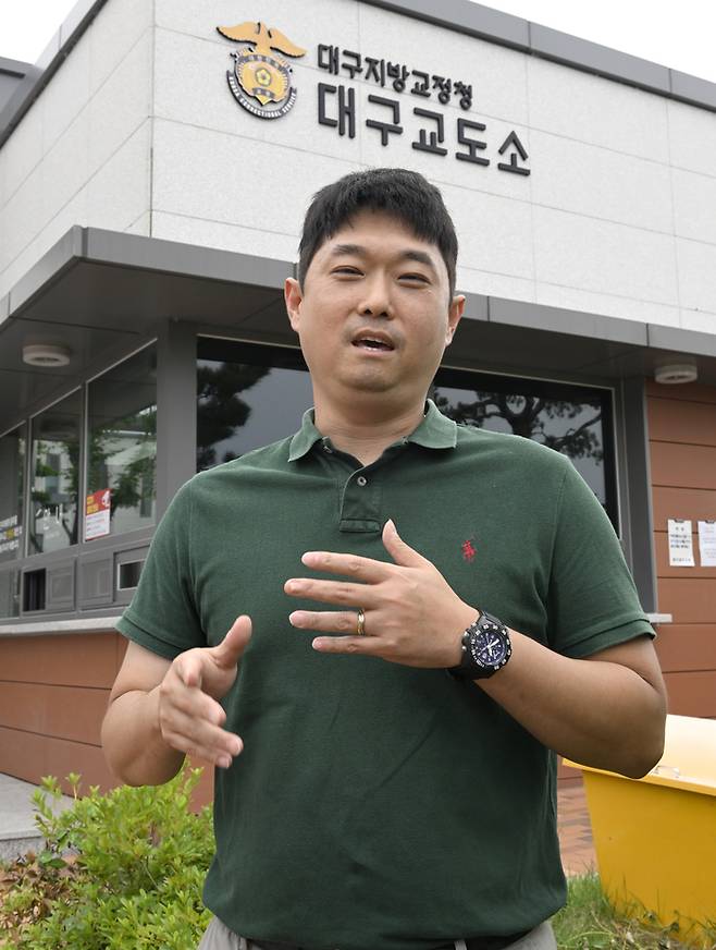 12일 오전 대구교도소 앞에서 달성경찰서  교도소 전담수사관  박준환 경사가 영남일보와의 인터뷰에서 기자의 질문에 답하고 있다. 이윤호기자 yoonhohi@yeongnam.com