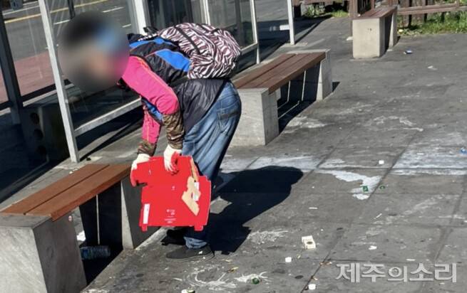 여성 청소노동자가 길거리 쓰레기를 줍고 있다. ⓒ제주의소리