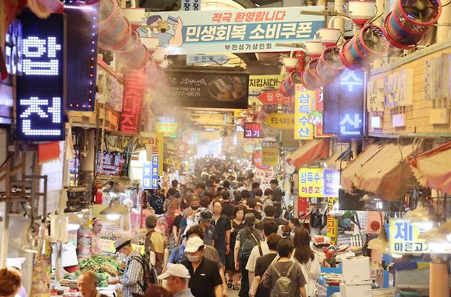 지난달 30일 찜통 폭염이 이어지는 가운데 부산 부산진구 부전시장에 상인회에서 내건 ‘민생회복 소비쿠폰 환영’ 펼침막과 쿨링 포그가 방문객들을 맞이하고 있다.(사진=연합뉴스)