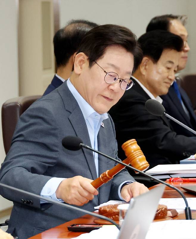 이재명 대통령이 12일 서울 용산 대통령실에서 열린 국무회의에서 개회를 선언하고 있다. (사진=연합뉴스)