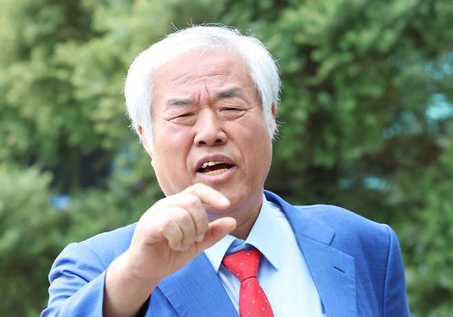 제22대 총선 당시 자유통일당 비례대표 공천 대가로 금전을 요구한 혐의를 받는 전광훈 사랑제일교회 목사가 11일 오후 서울북부지방법원에서 진행된 첫 번째 공판에 출석하기 전 인터뷰를 하고 있다. (사진=뉴스1)