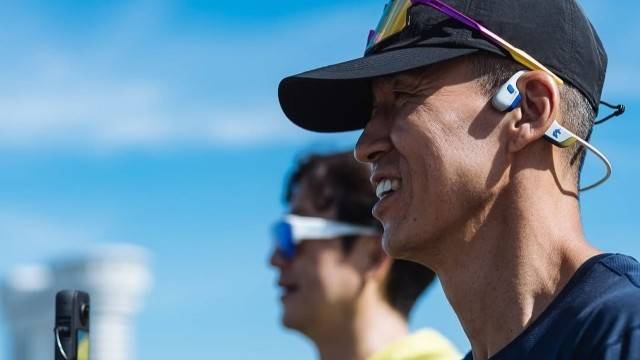 골전도(오픈형) 이어폰은 야외 러닝 시 외부 소음을 들을 수 있어 사고 예방에 도움 된다｜출처: 션 인스타그램