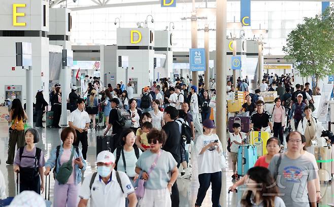 지난 8일 오전 인천국제공항 1터미널 면세구역이 해외여행을 떠나는 여행객들로 북적이고 있다. (공동취재) 2025.8.8/뉴스1 ⓒ News1 박지혜 기자