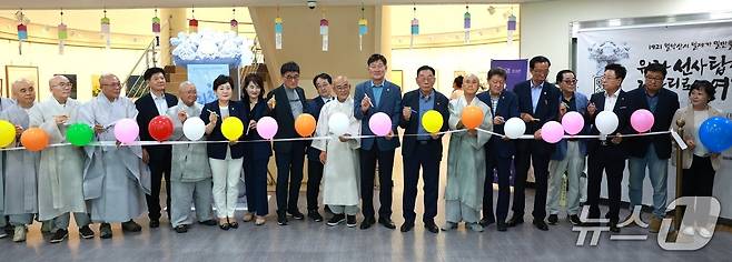 제천지역 각 기관단체 관계자들이 제천 월광사지 원랑선사탑비 제자리 찾기 서명운동에 동참했다.(제천문화원 제공. 재판매 및 DB금지)/뉴스1