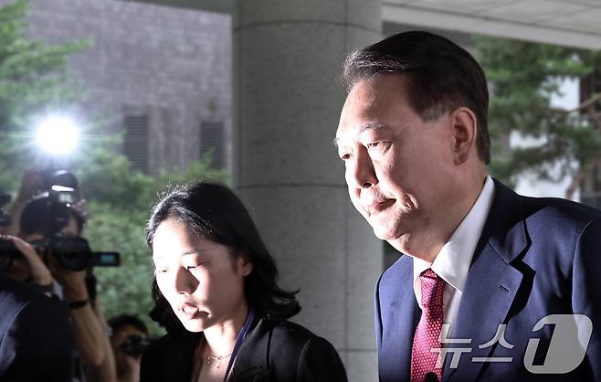 윤석열 전 대통령이 5일 오전 서초구 서울고등검찰청에 마련된 내란특검에서 2차 대면조사를 받기 위해 출석하고 있다. 2025.7.5/뉴스1 ⓒ News1 구윤성 기자