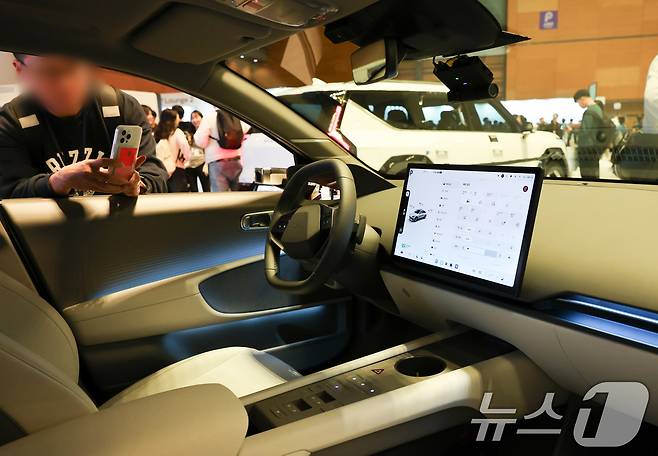 현대자동차그룹이 28일 서울 강남구 코엑스에서 열린 국내외 개발자들을 초청해 개발자 콘퍼런스 'Pleos 25'에서 차세대 인포테인먼트 시스템을 공개하고 있다. 2025.3.28/뉴스1 ⓒ News1 허경 기자