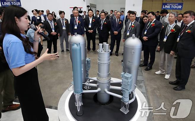 11일 대구 북구 엑스코(EXCO)에서 개막한 '2025 대한민국 전기산업 엑스포'를 찾은 내빈들이 두산에너빌리티 부스에 전시된 원자로냉각재계통(Reactor Coolant System) 모형을 살펴보며 관계자 설명을 듣고 있다. (자료사진) 2025.6.11/뉴스1 ⓒ News1 공정식 기자