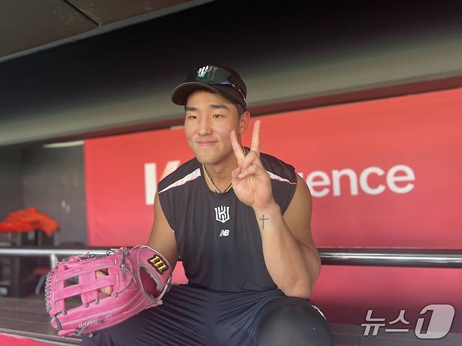 7월 MVP를 수상한 KT 위즈 안현민이 12일 수원 케이티위즈파크에서 취재진을 만나 인터뷰하고 있다. 2025.8.12/뉴스1 ⓒ News1 이상철 기자