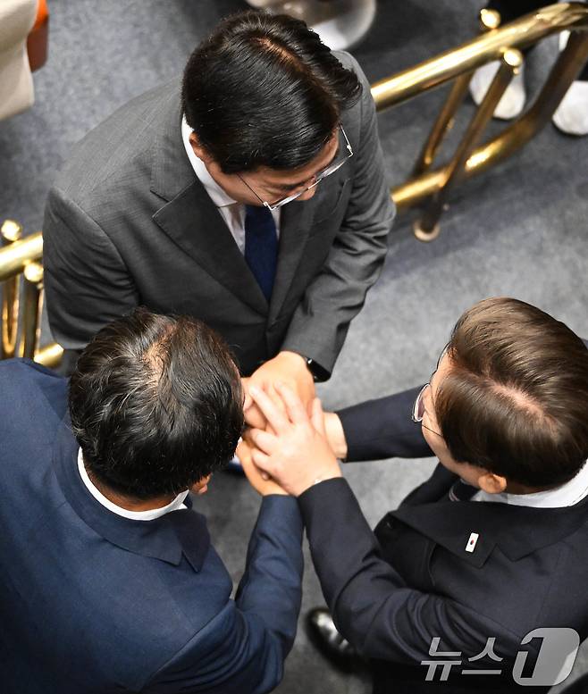 이재명 대통령이 26일 국회에서 열린 제426회국회(임시회) 제2차 본회의에서 2025년도 제2회 추가경정예산안에 대한 정부의 시정연설을 마친 후 박찬대 더불어민주당 전 원내대표와 정청래 의원과 대화하고 있다. 2025.6.26/뉴스1 ⓒ News1 국회사진기자단