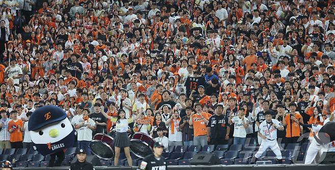 5일 대전 한화생명볼파크에서 열린 '2025 신한 SOL 뱅크 KBO리그' 프로야구 한화이글스 대 kt위즈 경기에서 한화 응원단이 열띤 응원을 폂치고 있다 2025.6.5/뉴스1 ⓒ News1 김기남 기자