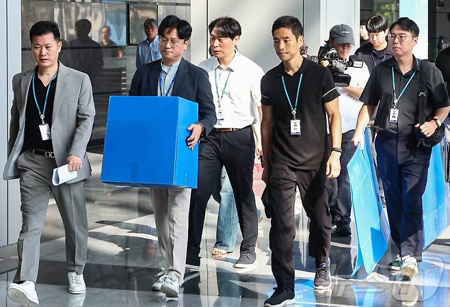 경기남부경찰청과 고용노동부 관계자들이 12일 인천시 연수구 포스코이앤씨 본사 사옥에서 압수품을 담기 위한 박스를 들고 이동하고 있다. 2025.8.12/뉴스1 ⓒ News1 김도우 기자