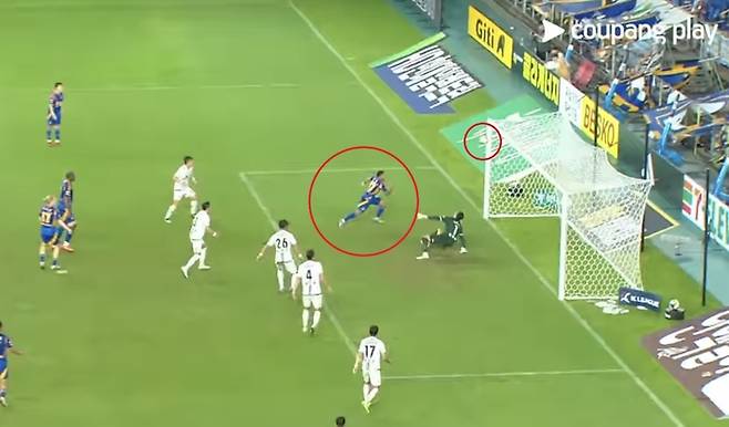 제주 골키퍼 김동준이 슛을 막은 뒤 공이 공중에 떠 있는 상황. 울산 에릭이 달려들고 있다. 캡쳐 | 쿠팡플레이 중계화면