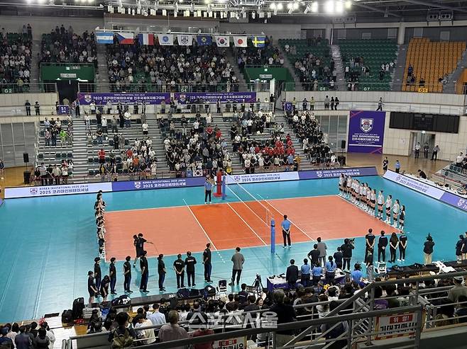 한국과 아르헨티나 선수들이 12일 진주체육관에서 열린 코리아 인비테이셔널 경기를 앞두고 인사하고 있다. 진주 | 정다워 기자