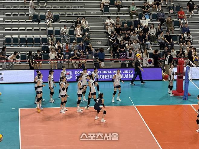 아르헨티나전을 앞두고 몸을 푸는 한국 선수들. 진주 | 정다워 기자