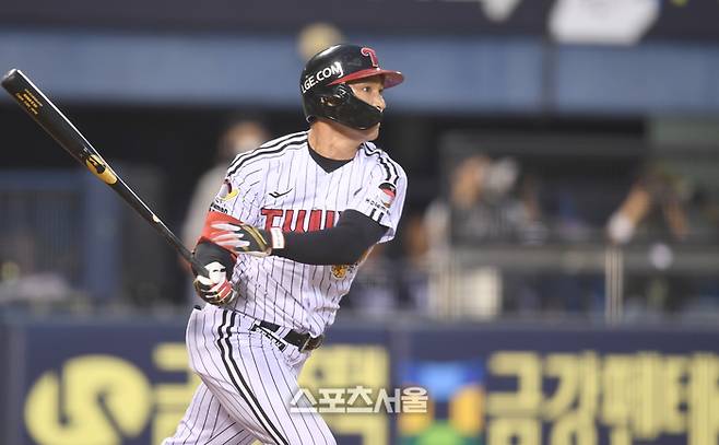 LG 오지환이 6일 서울 잠실구장에서 열린 2025 KBO리그 두산과 경기 4회말 2사만루 2타점 안타를 친 후 타구를 바라보고 있다. 잠실 | 최승섭기자 thunder@sportsseoul.com
