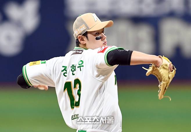 키움 정현우가 24일 서울 고척스카이돔에서 열린 2025 KBO리그 롯데와 경기에 선발 등판해 힘차게 공을 던지고 있다. 고척 | 박진업 기자 upandup@sportsseoul.com