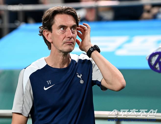 3일 서울월드컵경기장에서 열린 토트넘과 뉴캐슬의 경기, 경기를 앞둔 토트넘 토마스 프랭크 감독의 모습. 상암=허상욱 기자wook@sportschosun.com/2025.08.03/