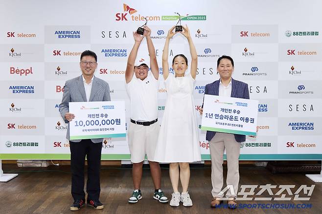 김희섭 SK텔레콤 PR센터장과 김유승 아메리칸익스프레스 코리아 대표가 우승자 허도경과 준우승자 김선영에게 트로피를 전달한 후 환하게 웃으며 기념사진을 찍고 있다. 사진제공=SKT스포츠단