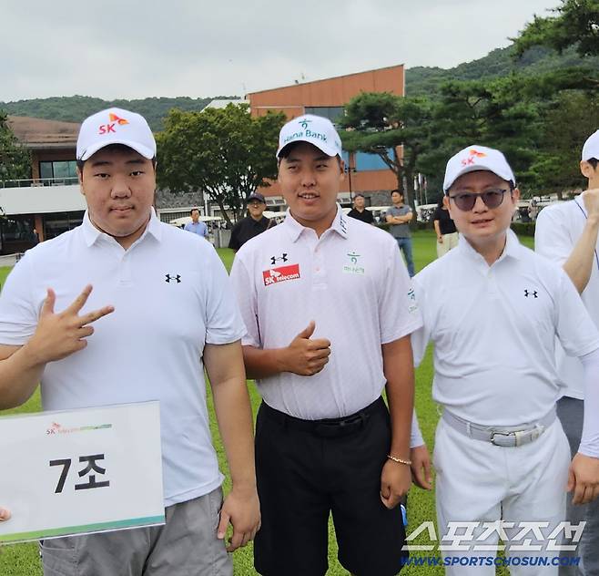 '발달장애 골퍼들의 롤모델' 이승민 프로가  함께한  7조. 이승민 프로가 손원희, 김두현 등 후배들의 파이팅을 응원하며  엄지척 포즈를 취했다.