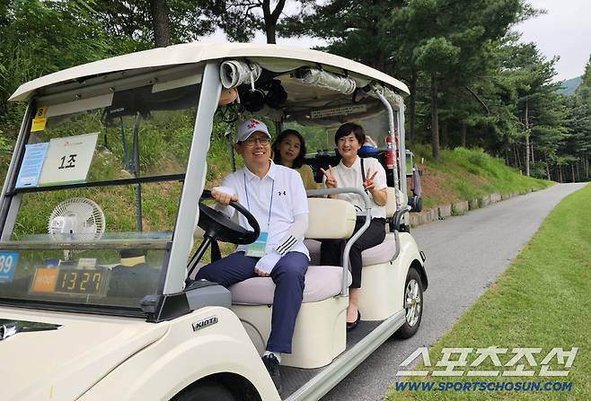 SKT는 이번 대회 처음으로 가족, 갤러리들의 직관을 위한 동반 카트 서비스를 제공했다. 김선영, 양채연 선수의 어머니가 카트를 타고 딸들의 경기를 지켜보며 흐뭇한 미소를 지었다.