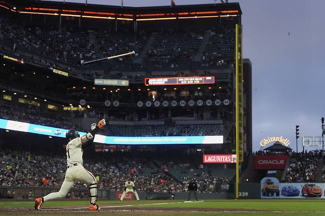 샌프란시스코 자이언츠 이정후가 12일(한국시각) 오라클파크에서 열린 샌디에이고 파드리스전에서 5회말 타석에서 타격 도중 배트를 놓치고 있다. AP연합뉴스