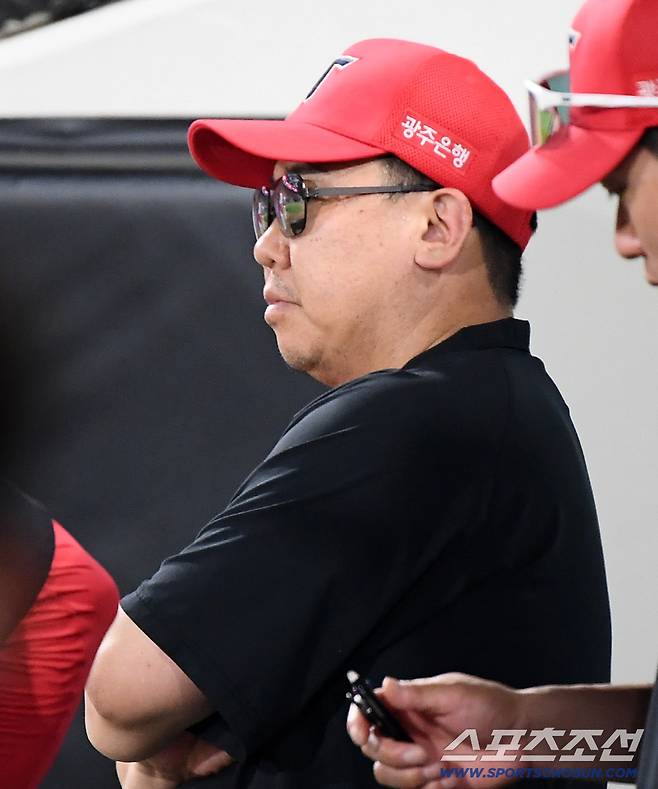 24일 광주 기아 챔피언스필드에서 열린 LG-KIA전. 3연전 스윕패의 위기에 빠진 KIA 이범호 감독이 심각한 표정으로 경기를 지켜보고 있다. 광주=정재근 기자 cjg@sportschosun.com/2025.7.24/