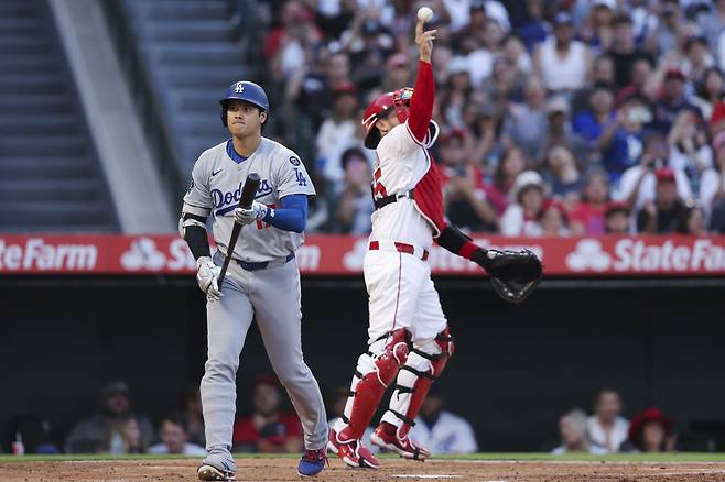 오타니 쇼헤이가 3회초 삼진을 당한 뒤 돌아서고 있다. AP연합뉴스