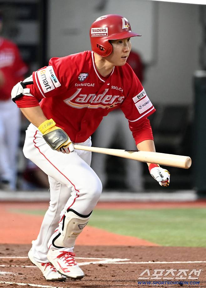 8일 부산 사직야구장에서 열린 SSG와 롯데의 경기, 3회초 1사 1,2루 박성한이 선취 1타점 적시타를 치고 있다. 부산=허상욱 기자wook@sportschosun.com/2025.08.08/