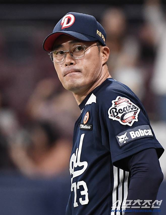 8일 서울 고척스카이돔에서 열린 두산-키움전. 두산이 9대2로 승리했다. 조성환 감독대행이 선수들을 기다리고 있다. 고척=정재근 기자 cjg@sportschosun.com/2025.8.8/