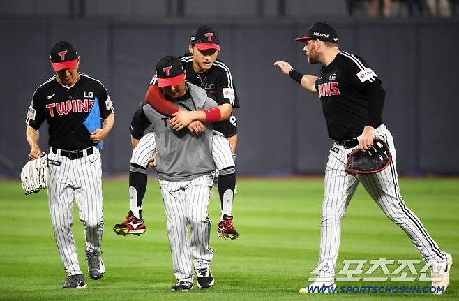12일 수원KT위즈파크에서 열린 KBO리그 KT 위즈와 LG 트윈스의 경기. 8회말 2사 1,2루 KT 오윤석 타구를 잡기 위해 몸을 던졌던 LG 중견수 박해민이 부상을 당한 뒤 교체되고 있다. 수원=박재만 기자 pjm@sportschosun.com/2025.08.12/