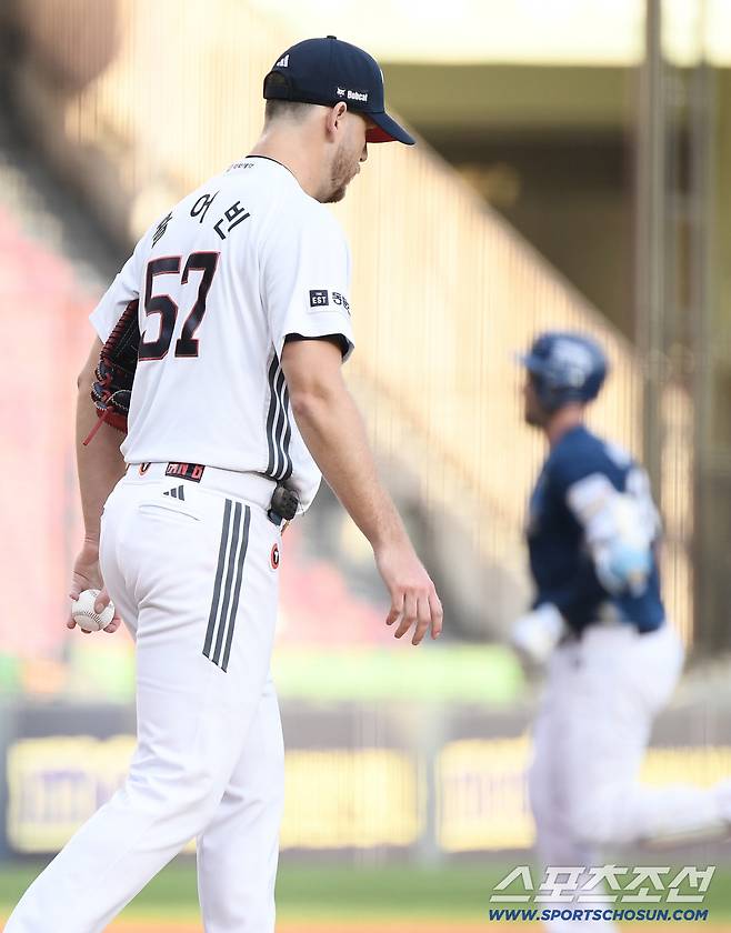 12일 서울 잠실구장에서 열린 NC-두산전. 1회초 1사 2, 3루 데이비슨에게 스리런포를 허용한 콜어빈이 아쉬워하고 있다. 잠실=정재근 기자 cjg@sportschosun.com/2025.8.12/