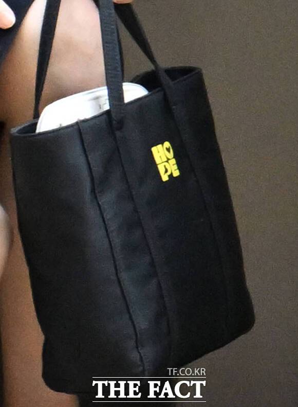 자본시장과 금융투자업에 관한 법률 위반, 정치자금법 위반, 특정범죄 가중처벌 등에 관한 법률 위반(알선수재) 등의 혐의를 받는 윤석열 전 대통령 부인 김건희 씨가 12일 오전 서울 서초구 서울중앙지법에서 열린 구속 전 피의자 심문(영장실질심사)에 출석을 앞둔 가운데, 그의 가방에 쓰여진 'HOPE(희망)'의 글씨가 보이고 있다. /사진공동취재단