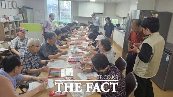 대덕구노인종합복지관은 11일부터 9월 5일까지 4주간 대전 대덕구 읍내동현대아파트경로당을 포함한 12개 경로당에서 찾아가는 ‘경로당 활성화 지원사업’ 맞춤형 프로그램을 진행한다./대덕구노인종합복지관