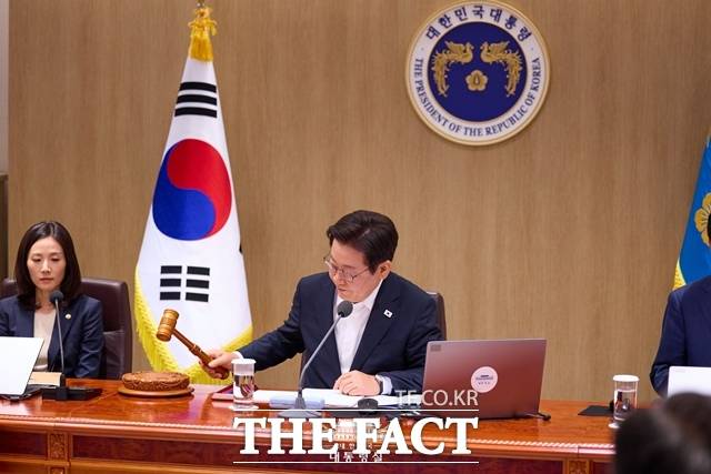 이재명 대통령은 12일 국무회의에서 "기업들이 안전비용을 꼭 확보할 수 있게 과징금 제도 도입을 검토하라"고 지시했다. 이 대통령이 11일 용산 대통령실에서 주재한 제35회 국무회의에서 의사봉을 두드리고 있다. /대통령실