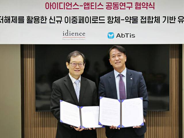 이원식 아이디언스 대표(왼쪽)와 한태동 앱티스 대표(제공=일동제약그룹)