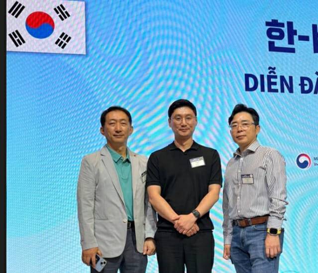 포리덤 박종일 대표(가운데) 등이 12일 열린 '한-베트남 비즈니스 포럼'에서 기념사진을 찍고 있다.