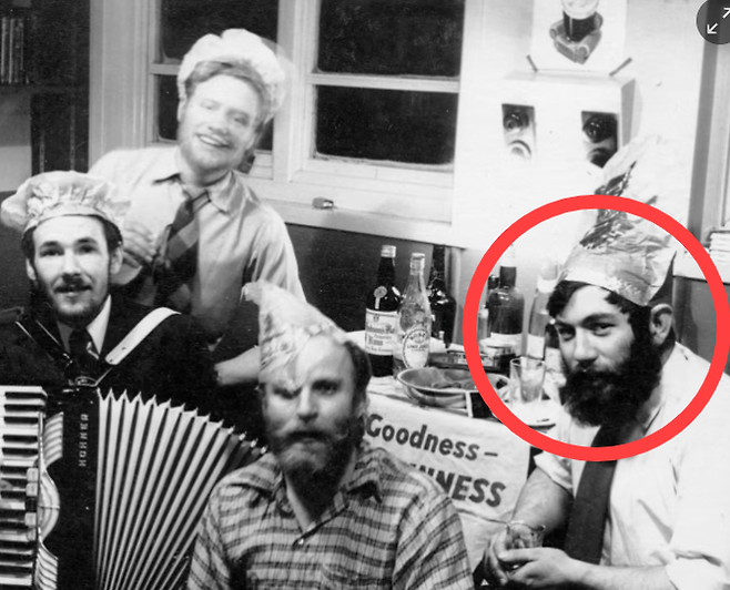 “데니스 ‘팅크’ 벨이 1958년 애드미럴티 베이 기지에서 동료들과 함께 크리스마스를 축하하는 모습. 영국 남극조사국 홈페이지